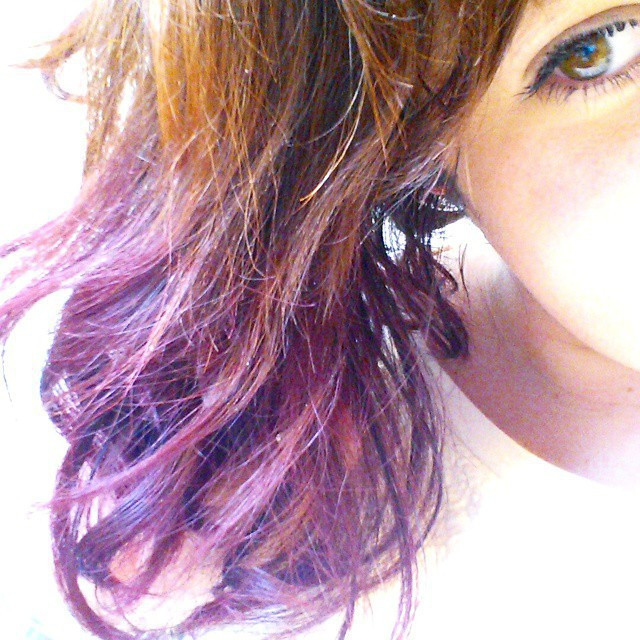 Je suis une adulte aux cheveux roses