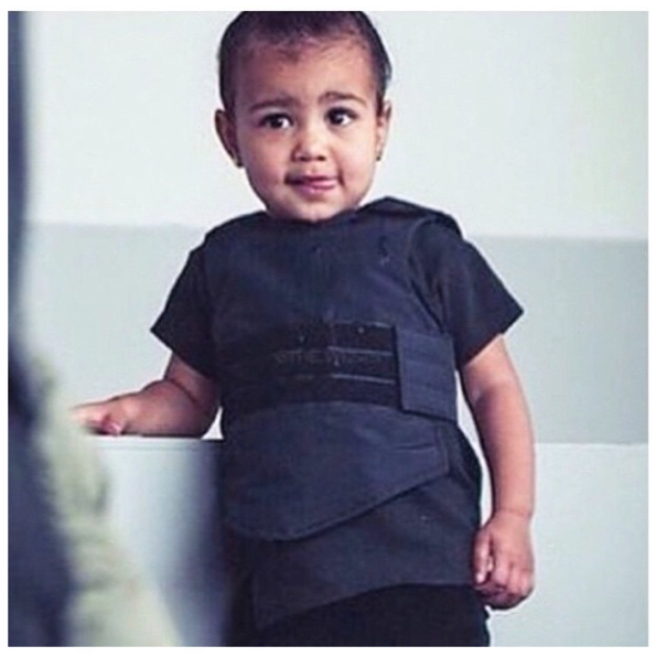 La petite North et son gilet pare-balles