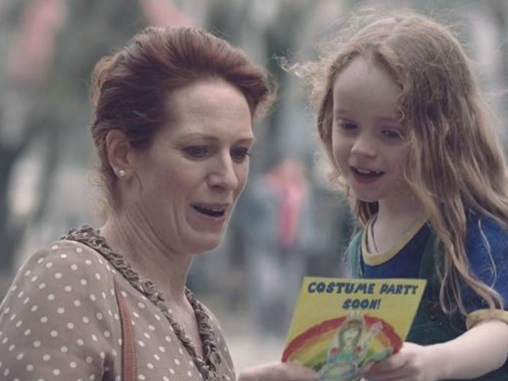 « Le bal costumé », la vidéo qui fait du bien à notre coeur de maman