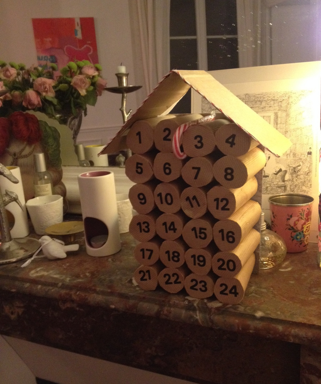 Le calendrier de l’avent en forme de maisonnette.