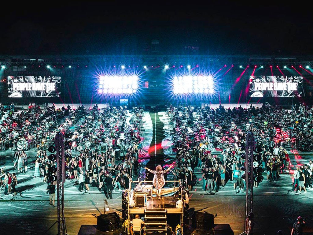 Le plus grand groupe rock du monde joue « Smells Like Teen Spirit » de Nirvana