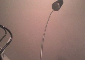 Lampe courbée à la forme d&rsquo;un roseau