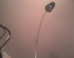 Lampe courbée à la forme d&rsquo;un roseau