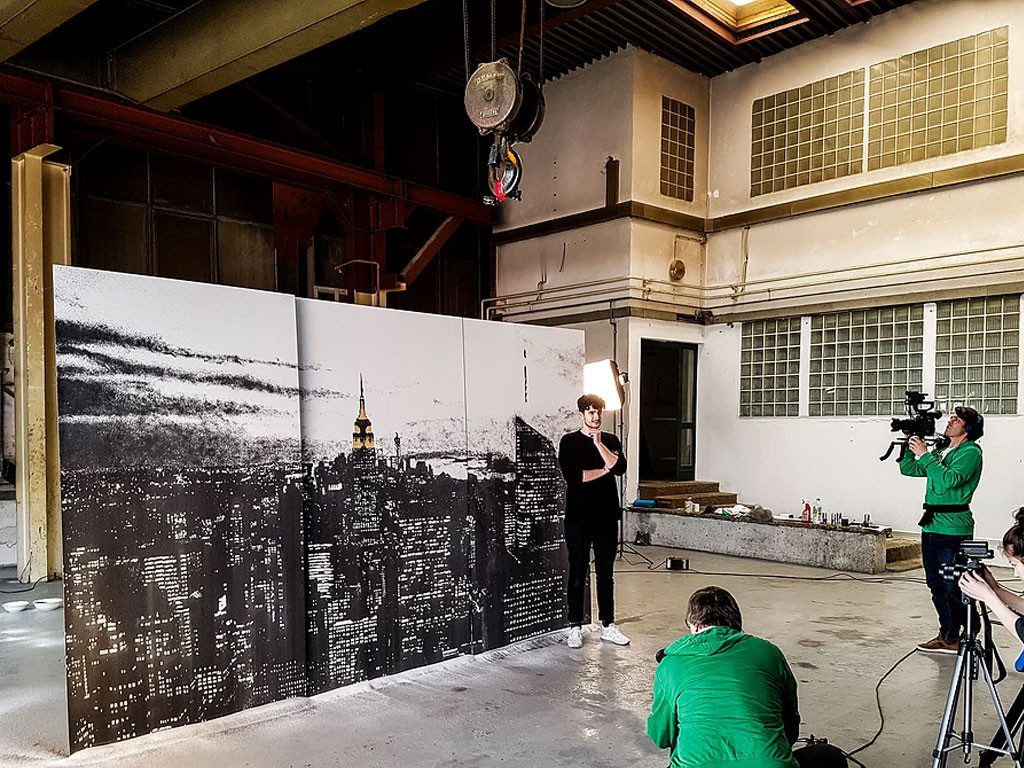 Les tableaux de sable et d’or de Tim Bengel