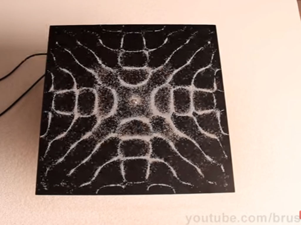 Magie de la science : des vibrations dessinent des motifs dans du sel