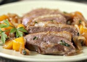 Magret de canard sauté à la mangue, sauce au thé