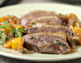 Magret de canard sauté à la mangue, sauce au thé