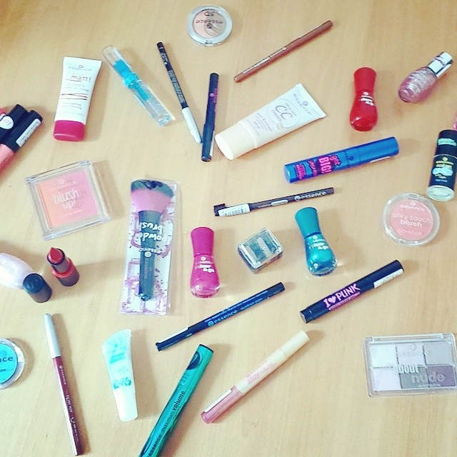 Mais au fait, pourquoi les filles se maquillent-elles ?