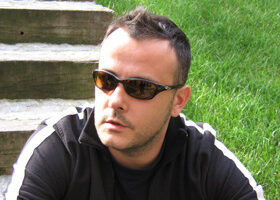 Mick est tout seul, mais paye sa tournée !