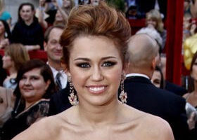 Qui veut les tenues du dressing de Miley Cyrus ?