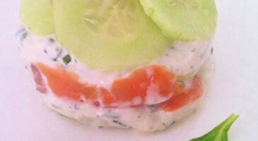 Mille feuille concombre saumon fumé tzatziki