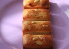 Mini financiers aux pignons de pin et à la rose