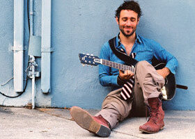 On adore le premier extrait « Hello Alone » du nouvel album de Charlie Winston