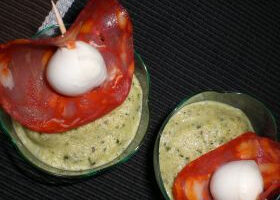 Petits bavarois à  la courgette, brochette de chorizo et mozzarella