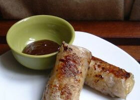 Nems à la banane et sa sauce au chocolat