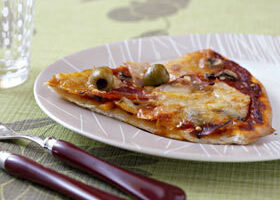 Pizza aux jambon, champignons et poivron