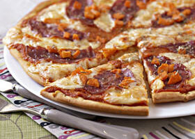 Pizza saucisson, raclette et potiron