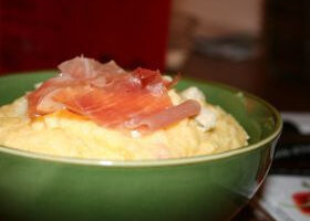 Polenta au gorgonzola et au speck