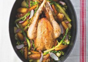 Poulet Fermier d&rsquo;Auvergne rôti en cocotte lutée, accompagné de ses petits légumes cuits