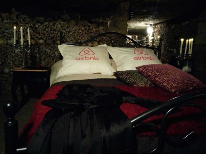 Quand AirBnB invite ses clients aux catacombes de Paris
