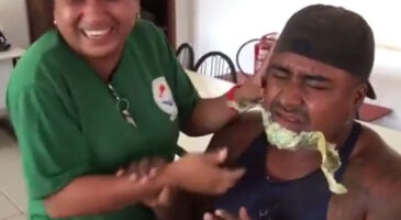 Quand un homme se fait épiler la barbe à la cire…