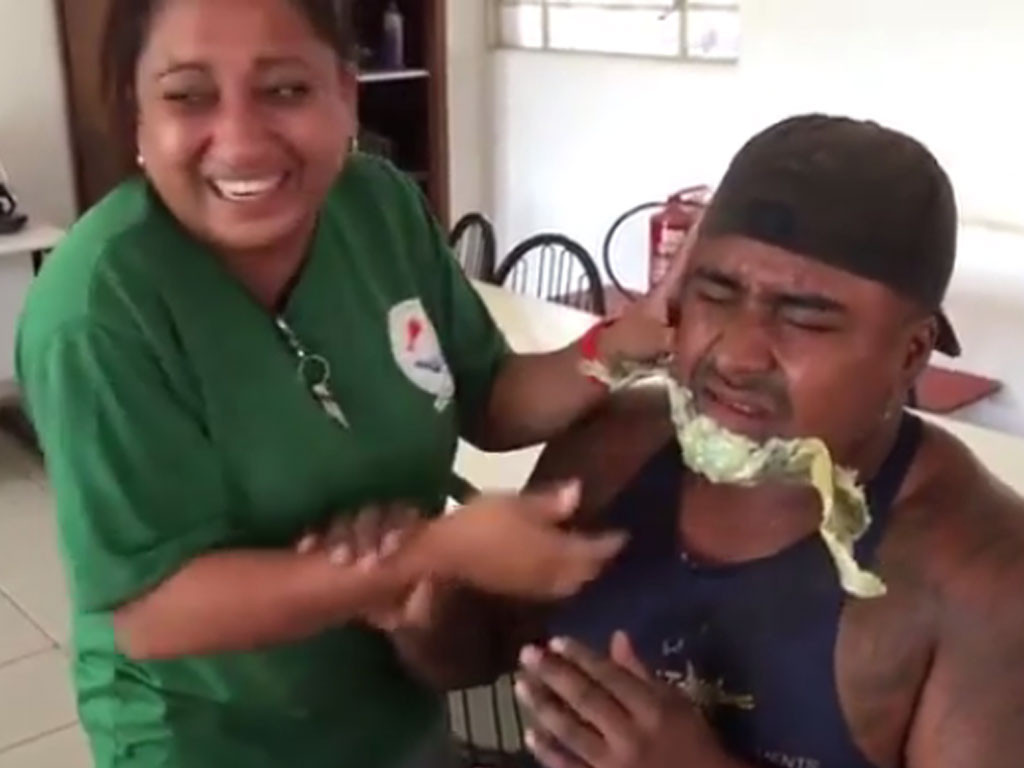 Quand un homme se fait épiler la barbe à la cire…