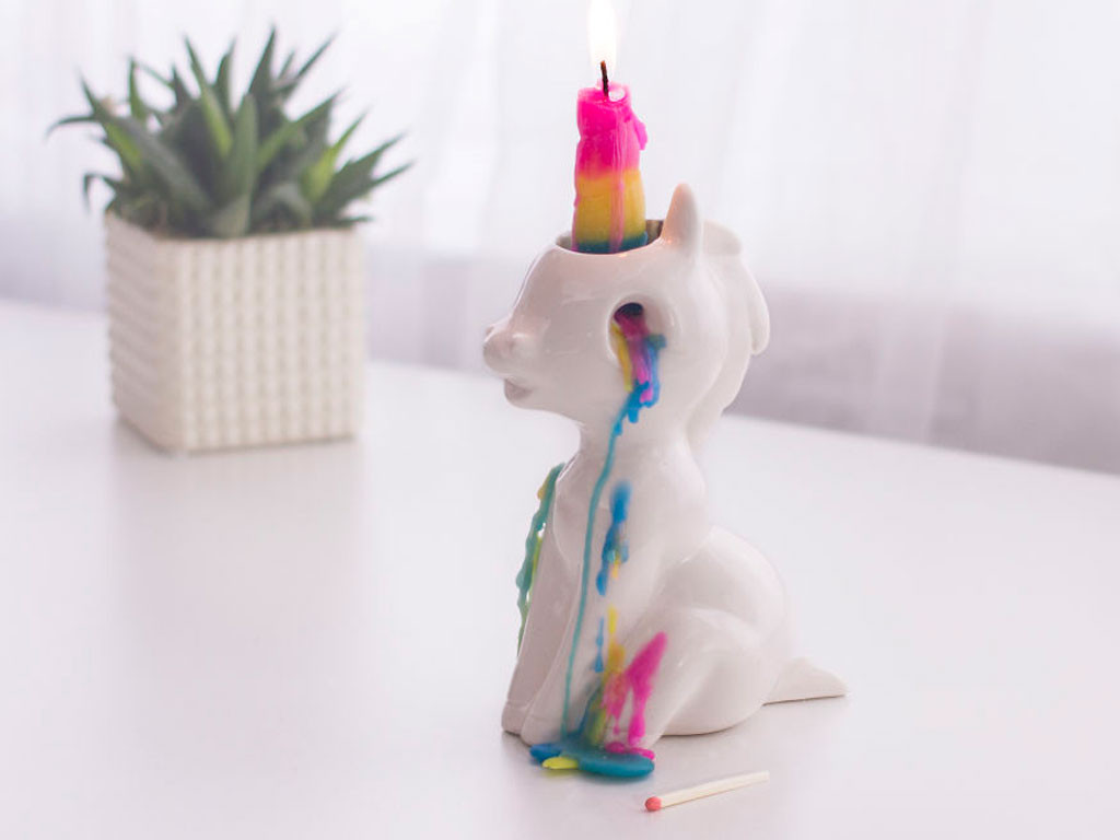Qui veut une licorne qui pleure des larmes de cire ?