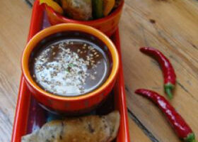 Raviolis mexicains et sauce épicée au chocolat