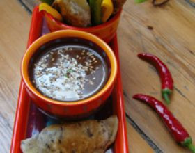 Raviolis mexicains et sauce épicée au chocolat