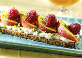 Tartines de pain grillé à la pêche