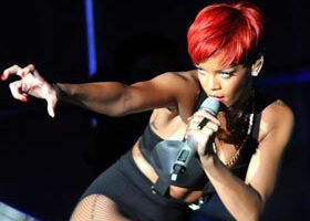 Rihanna, en rouge et noir !