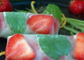 Rouleaux d&rsquo;été aux fraises et ses deux sauces