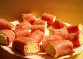 Ruletiki iz vetchiny s syrom i chesnokom