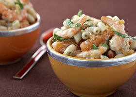 Salade de coquillettes aux crevettes, carottes et chutney de mangue