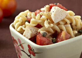 Salade de pâtes au poulet, tomates et câpres