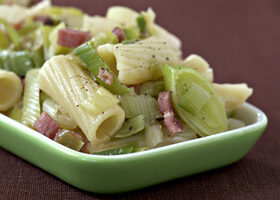 Salade de pâtes aux poireaux et lardons