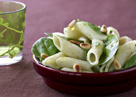 Salade de penne aux pignons et épinards