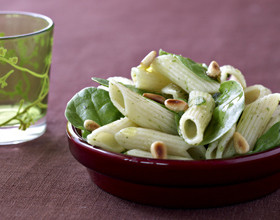 Salade de penne aux pignons et épinards