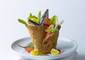 Salade roulée dans un pain de campagne