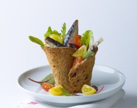 Salade roulée dans un pain de campagne