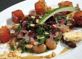 Salade croquante de fèves et de pastèque au sumac