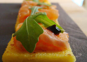 Polenta grillée, sashimis de saumon