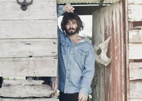 Session live : Angus Stone reprend « Magnolia » de J.J. Cale