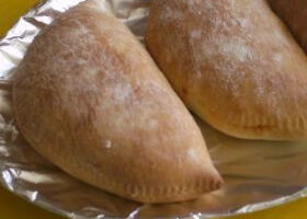 Sandwich fourré à la viande hachée et aux épices