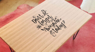 Table basse avec inscription personnalisée