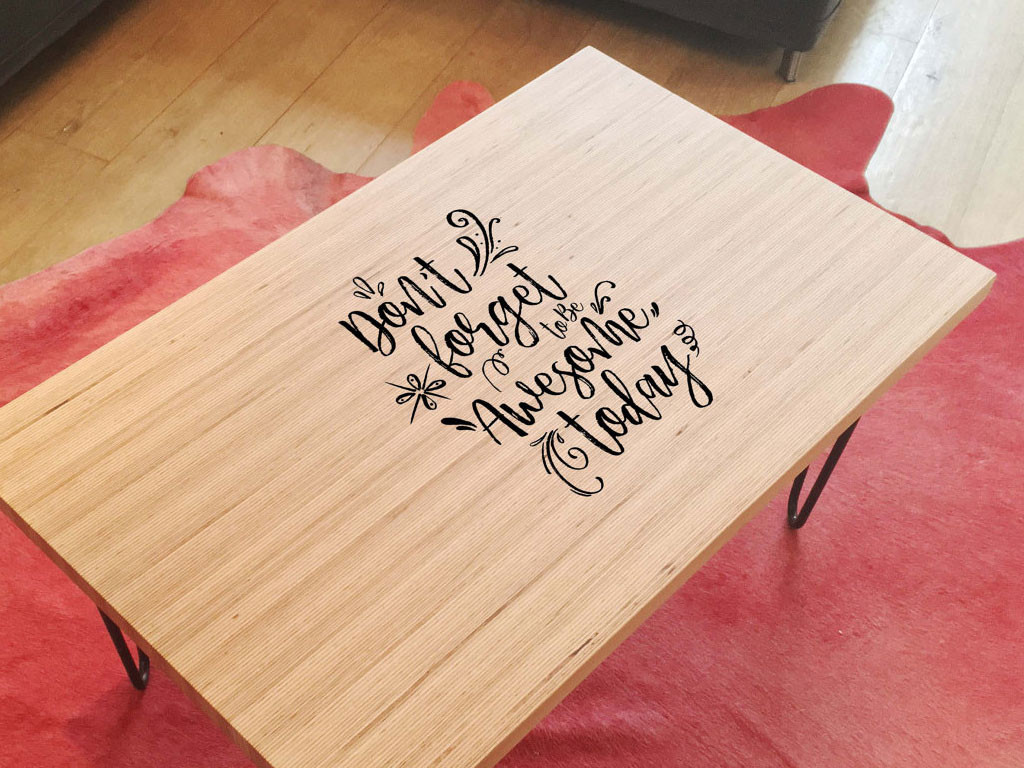 Table basse avec inscription personnalisée