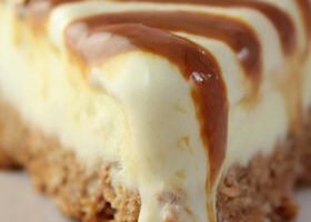 Tarte glacée vanille / cacahuètes, sauce aux chamallows