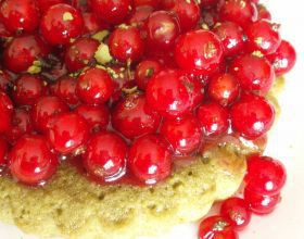 Tartelettes au thé vert matcha et aux groseilles