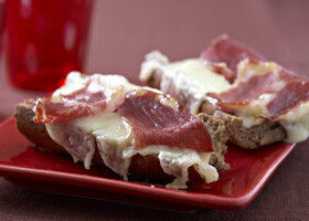 Tartines à la coppa et raclette