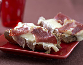 Tartines à la coppa et raclette